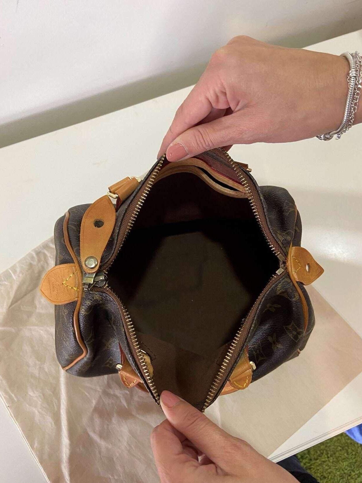 Authentic Louis Vuitton Monogram Speedy 25 Handbag - Tracesilver